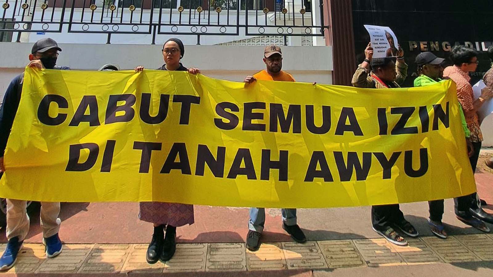 Wakil masyarakat adat suku Awyu, Boven Digoel, Papua Selatan, mengajukan permohonan gugatan intervensi di PTUN Jakarta