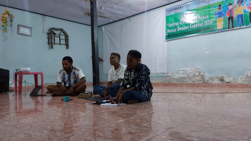 Pemateri dari Kiri - Kanan : Samuel Womsiwor , Elisabeth Apyaka