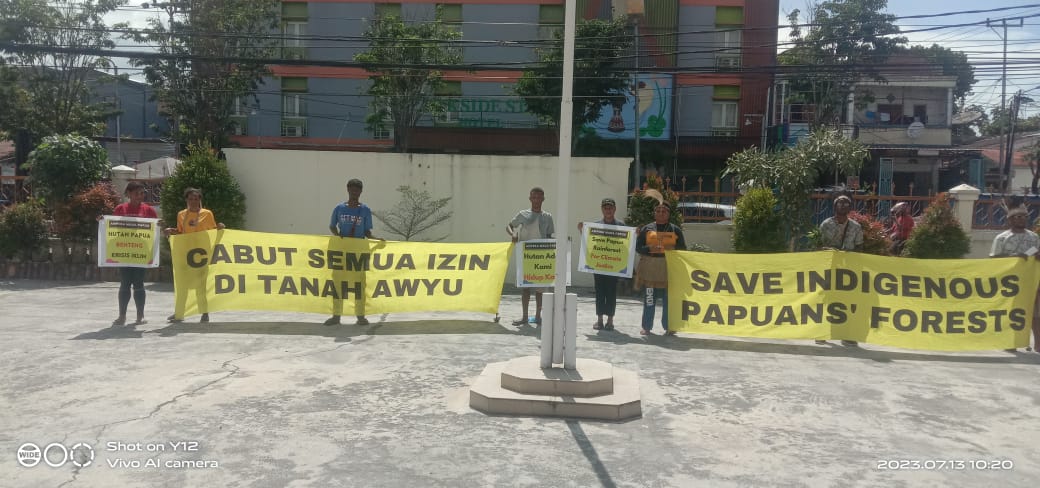 Aksi Damai AMPERA MADA Papua mendukung Gugatan Suku Awyu di PTUN Jayapura, 07 Juli 2023