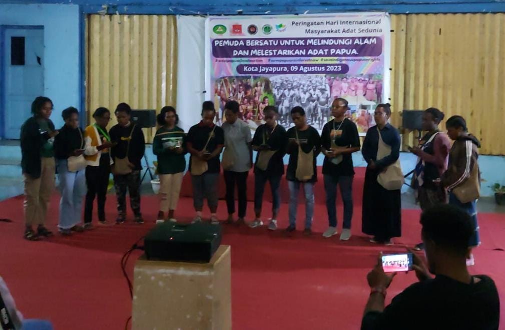 AMPERAMADA Papua melakukan peringatan Hari Internasional Masyarakat Adat Sedunia yang diisi dengan kegiatan orasi lingkungan, baca pusisi, lagu daerah. (Foto: Kowaki Tanah Papua)