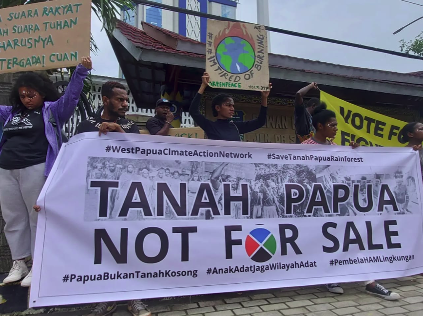 Sahabat Kowaki bersama elemen muda lainya gelar aksi damai jelang pemungutan suara legislatif. Mengingatkan publik untuk memilih wakil rakyat yang tepat. Aksi damai digelar pada 07 Februari 2024 di Kota Jayapura, Papua (Foto: Sahabat Kowaki)